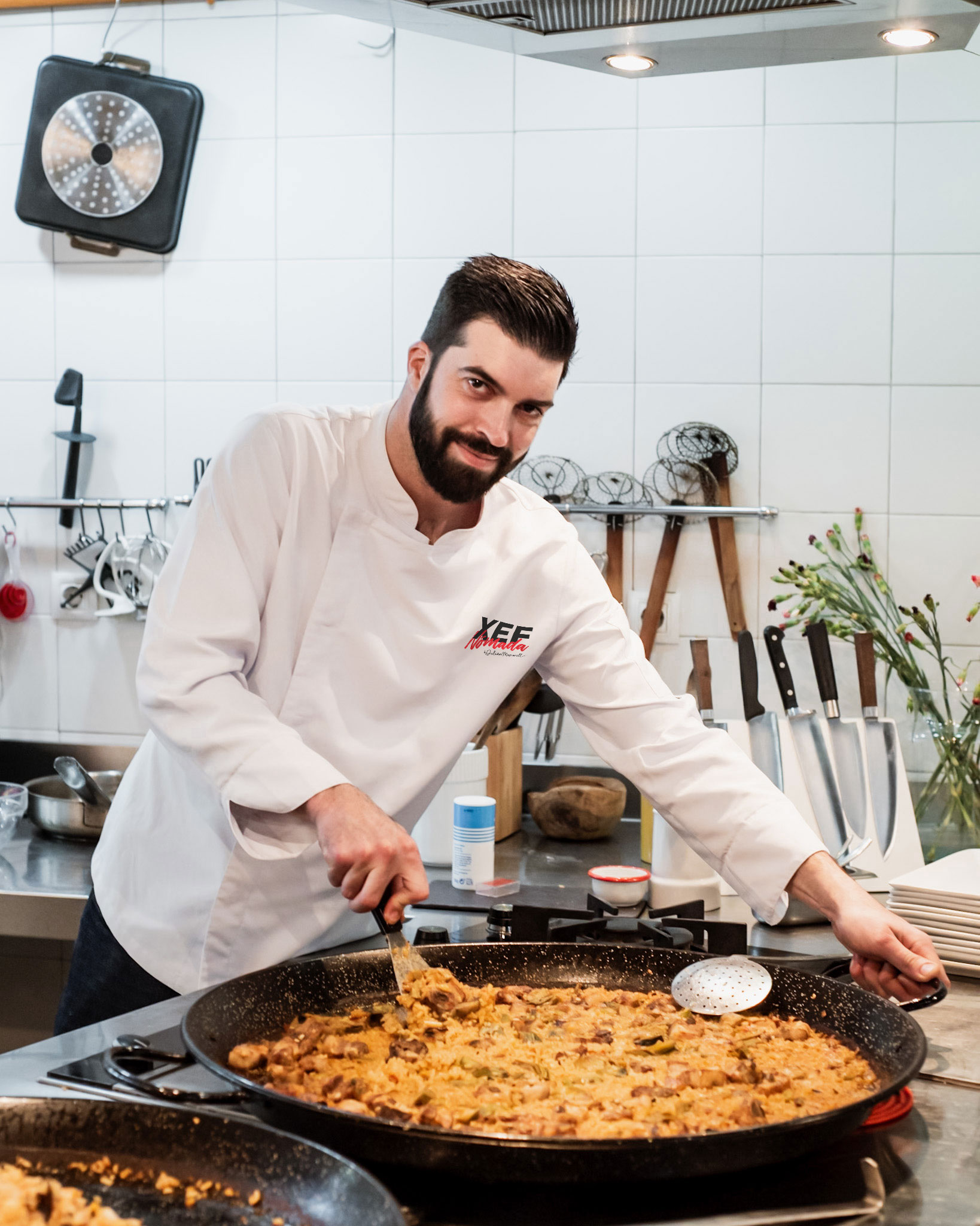 Xef Nomada Julian Mascarell en una cocina con una paella