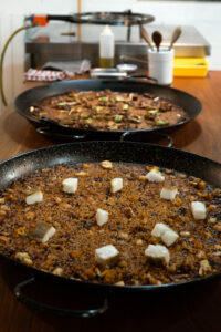 Primer plano de diferentes paellas