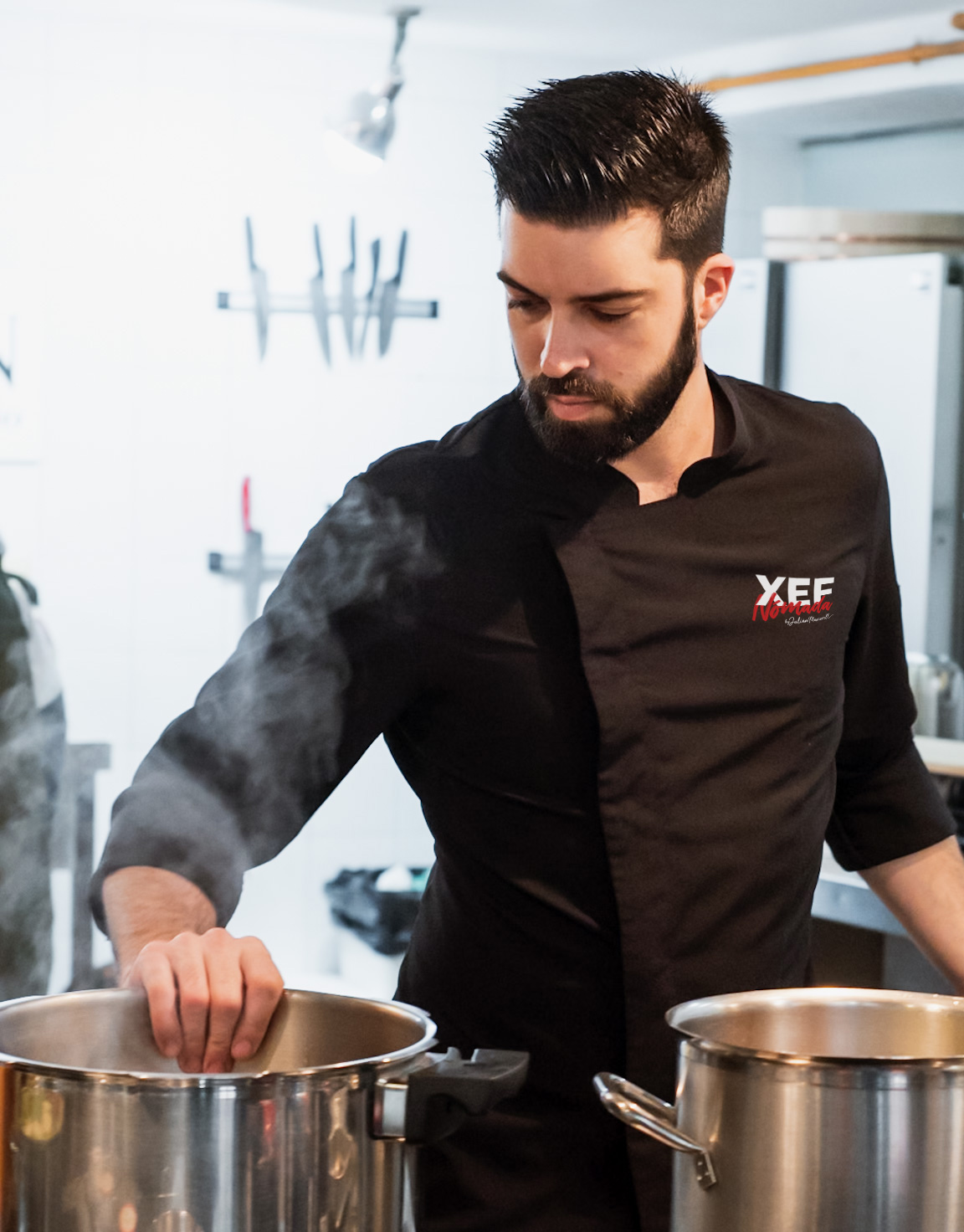 Xef Nomada Julian Mascarell en la cocina con ollas