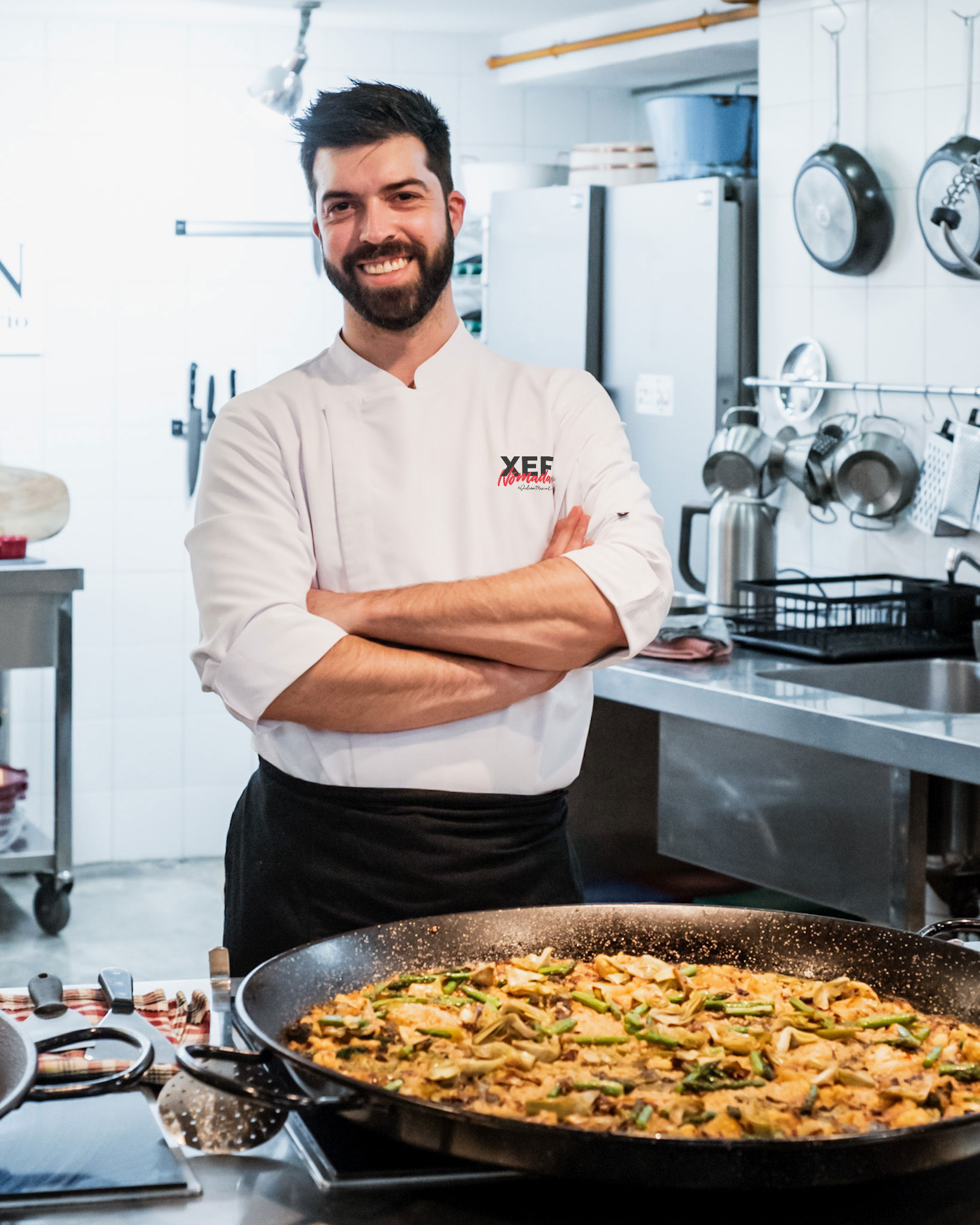 Xef Nomada Julian Mascarell posando junto a una paella