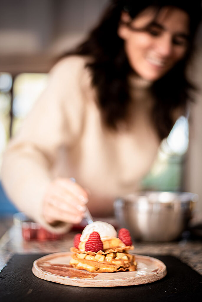 Clienta probando el postre milhojas