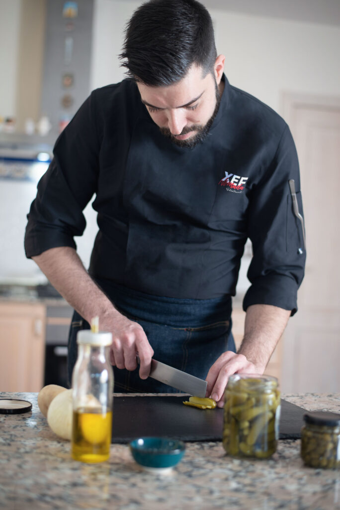 Xef Nomada Julian Mascarell laminando pepinillos