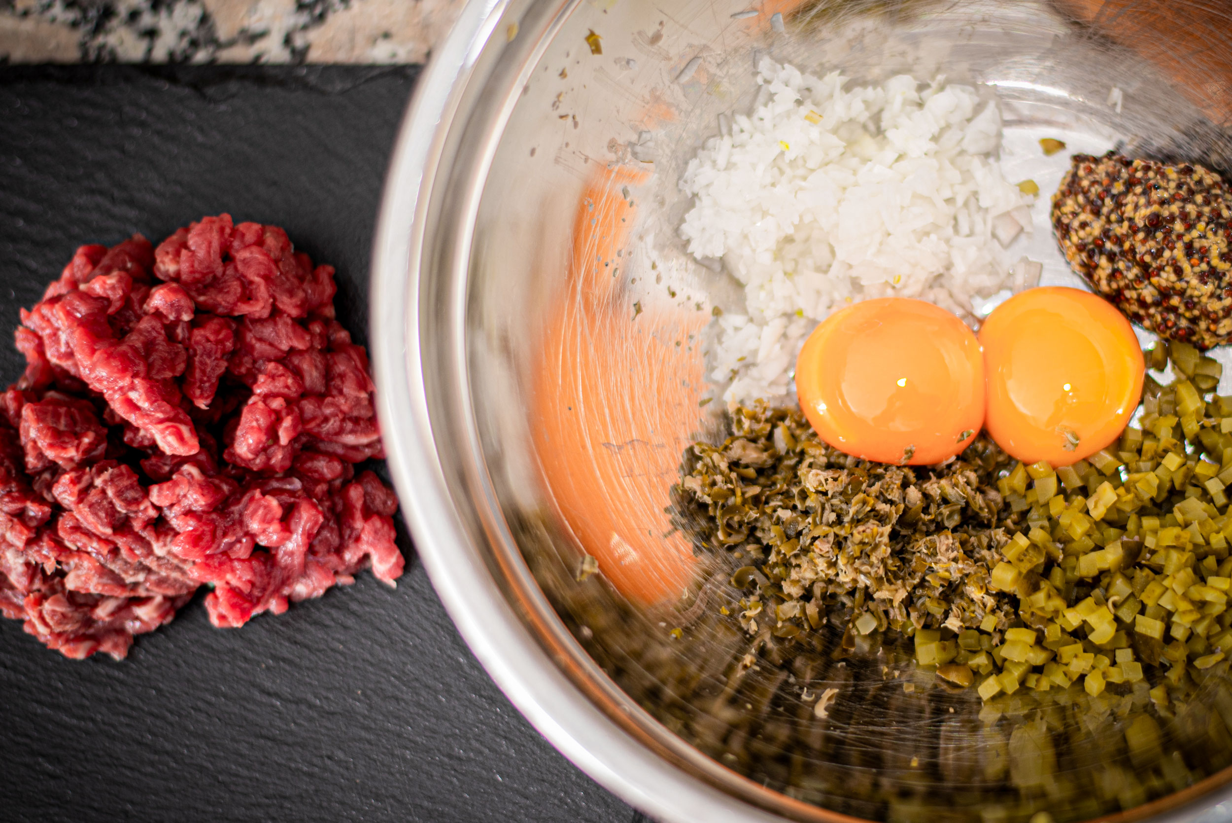Primer plano de una preparación de steak tartar