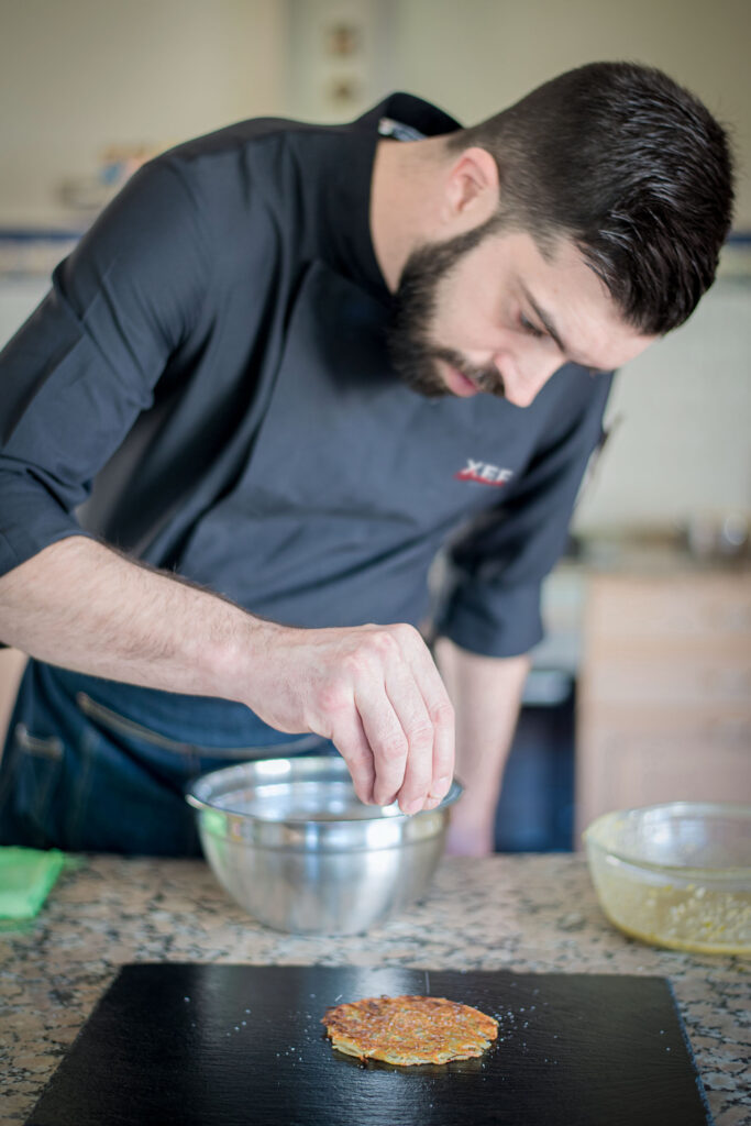 Xef Nomada Julian Mascarell preparando el emplatado del steak tartar