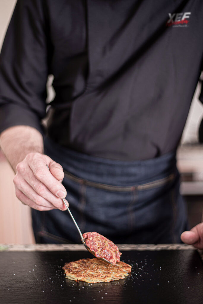 Xef Nomada Julian Mascarell emplatando un steak tartar