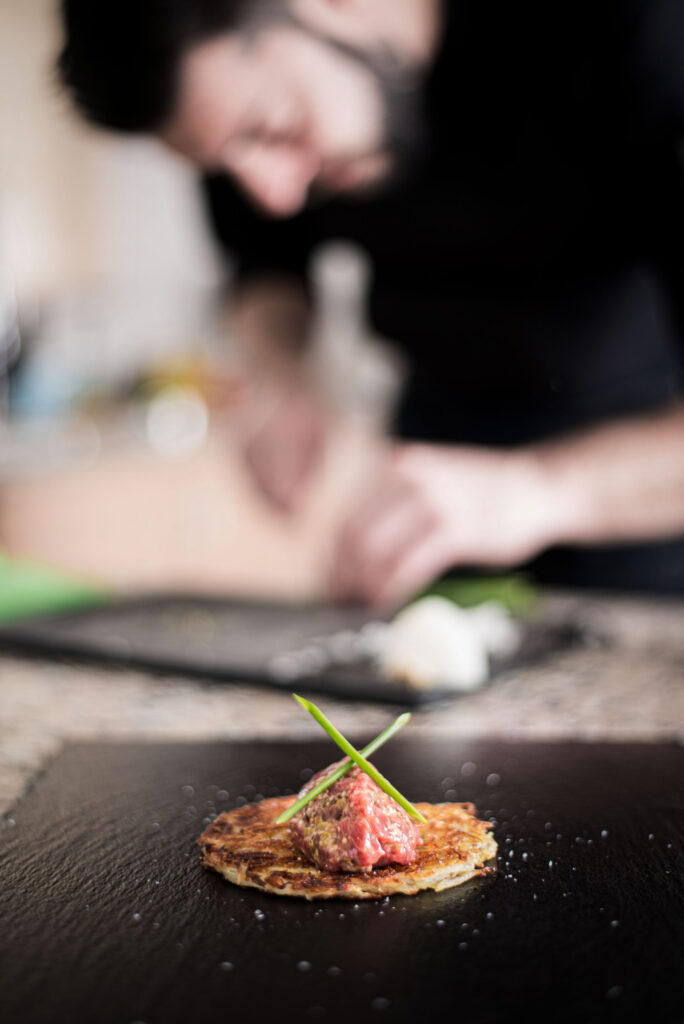 primer planto de un tartar con Xef Nomada Julian Mascarell de fondo