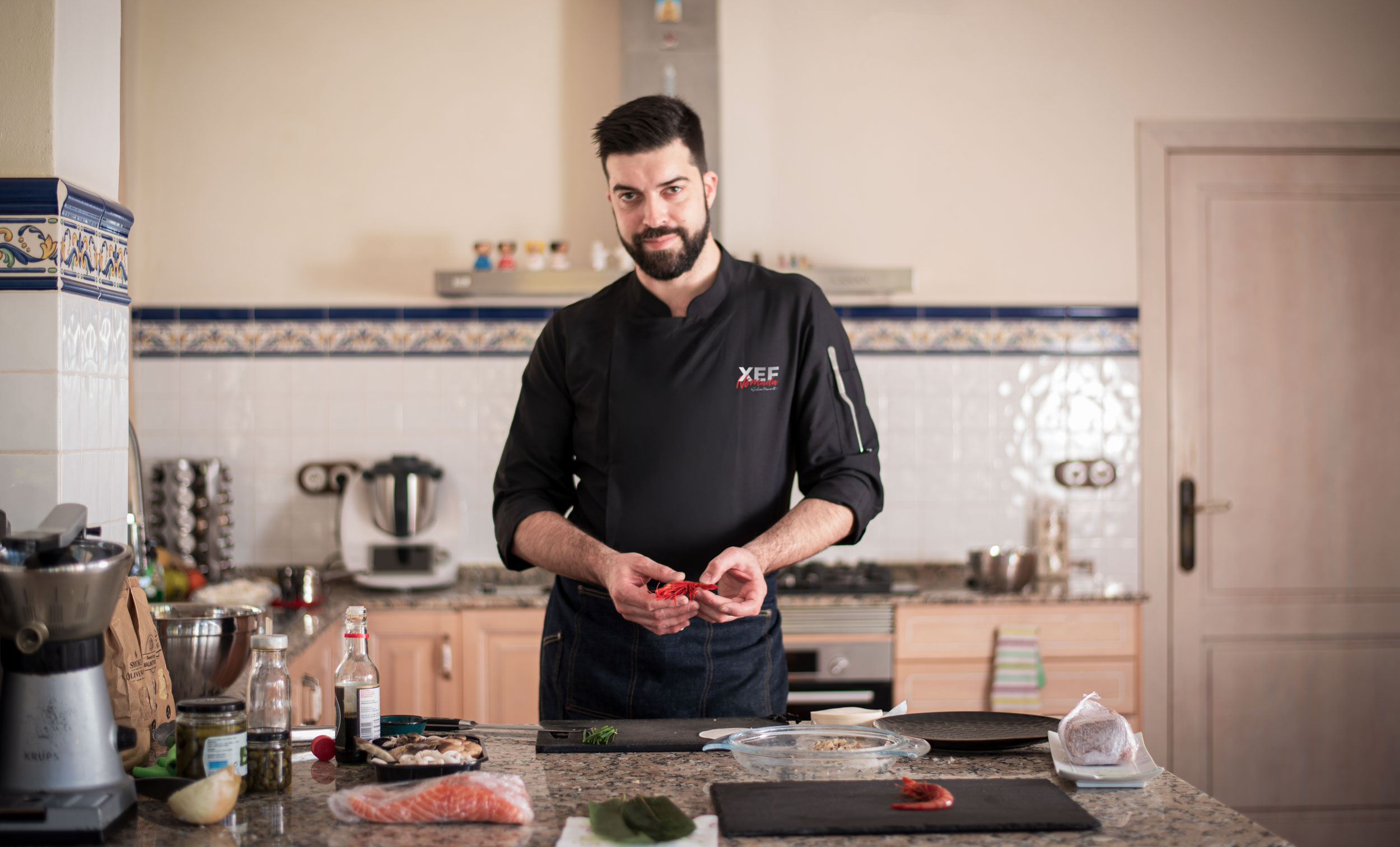 Xef Nomada Julian Mascarell en la cocina con varios ingredientes