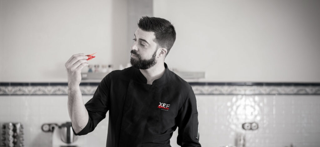 Xef Nomada Julian Mascarell mirando una gamba