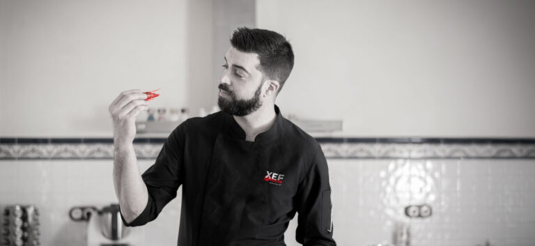 Xef Nomada Julian Mascarell mirando una gamba