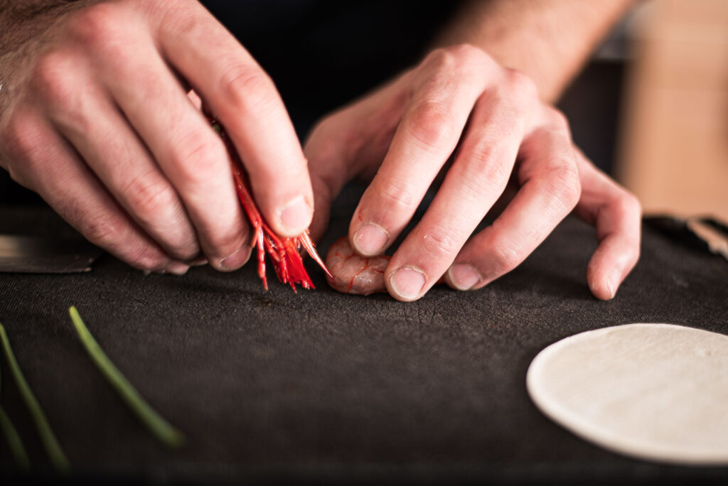 Xef Nomada Julian Mascarell pelando una gamba roja