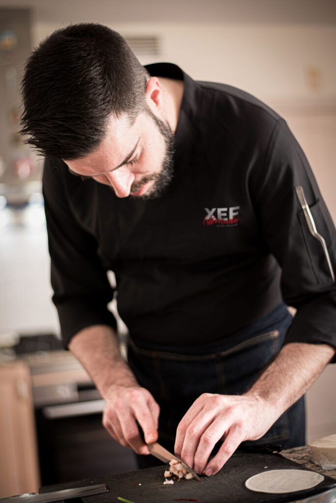 Xef Nomada Julian Mascarell picando ingredientes