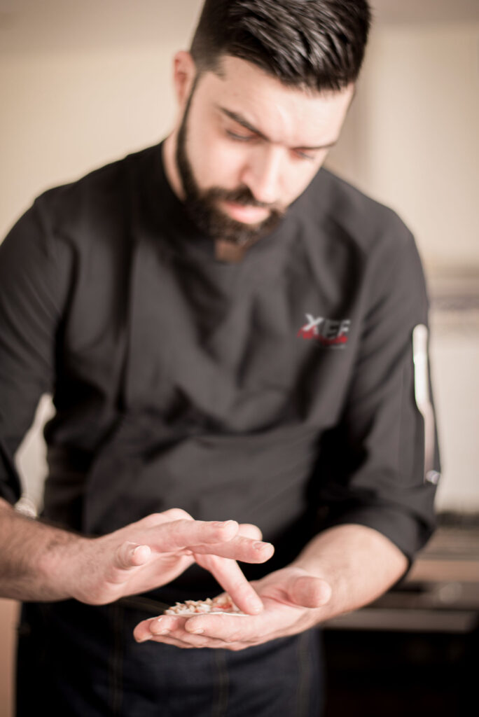 Xef Nomada Julian Mascarell preparando una gyoza en la mano