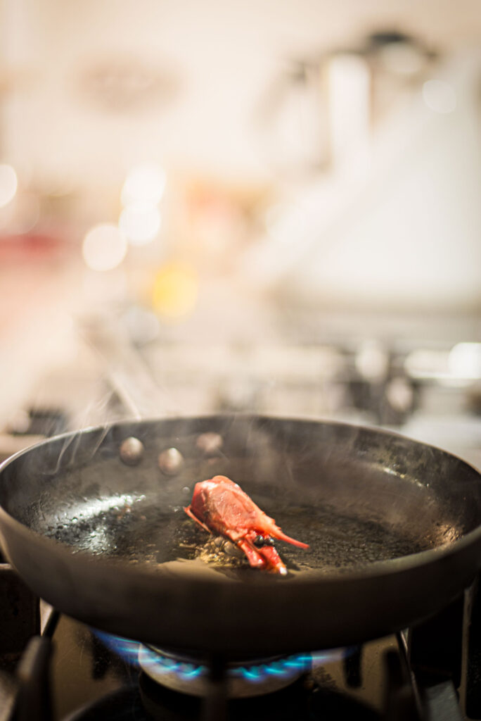 la cabeza de una gamba salteando al fuego