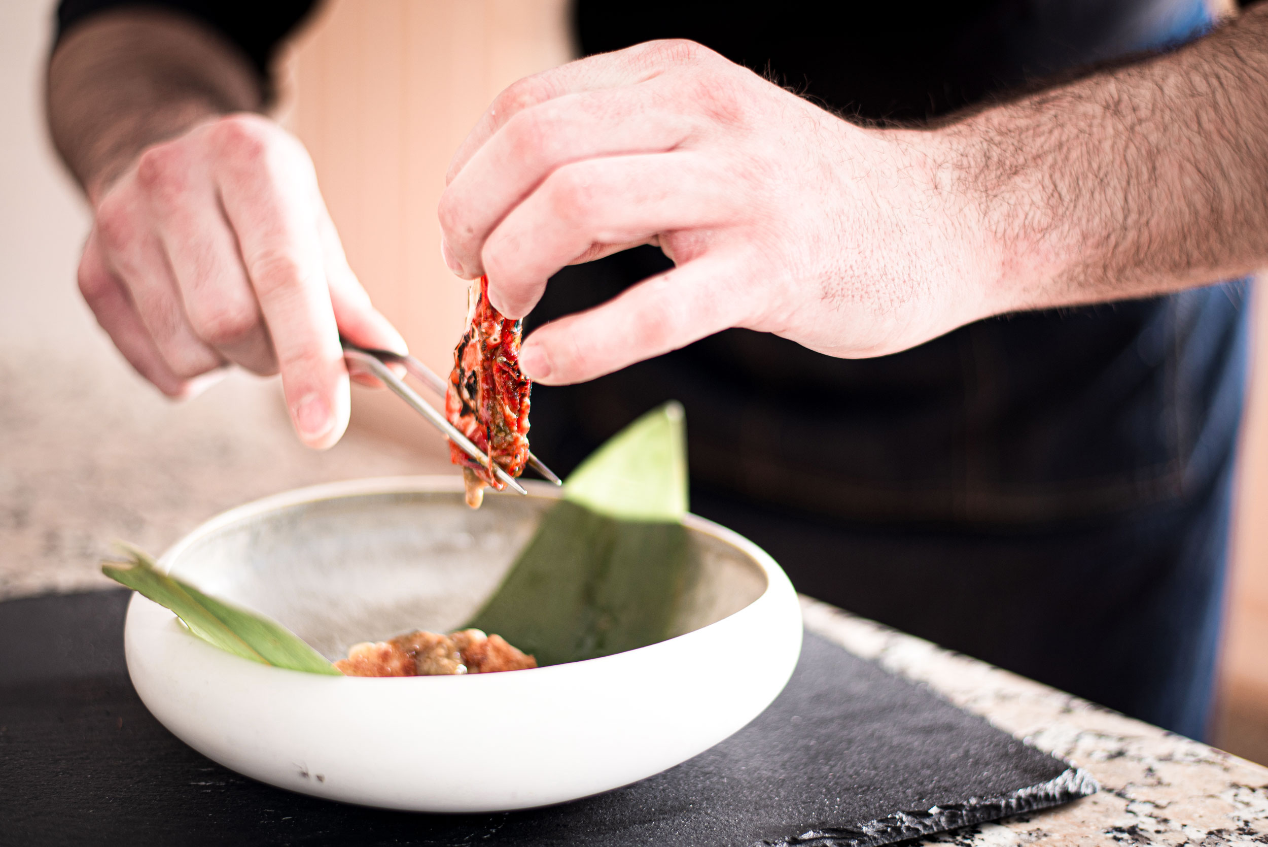 Xef Nomada Julian Mascarell preparando un plato