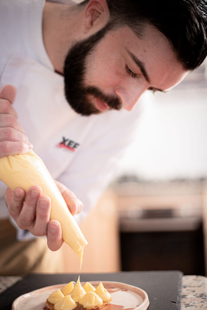 Xef Nomada Julian Mascarell preparando el milhojas