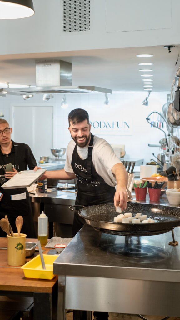 Xef Nomada Julian Mascarell dando una clase de hacer paellas