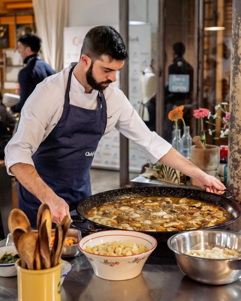 Xef Nomada Julian Mascarell en una preparación de showcooking